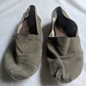 Toms olive